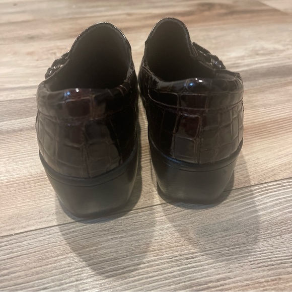 Clarks Bendable Loafers Alligator Patent Women's Slip On Shoes Brown Size 8M - Picture 4 of 6